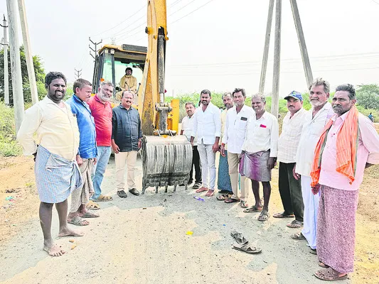 సొంత నిధులతో మెటల్‌ రోడ్డు 