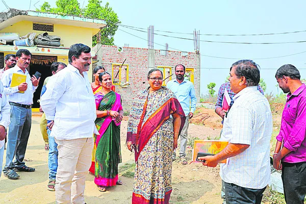 గృహ నిర్మాణాల్లో వేగం పెంచాలి