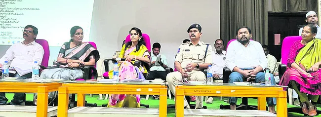 ప్రవర్తనా నియమావళి పాటించాలి 