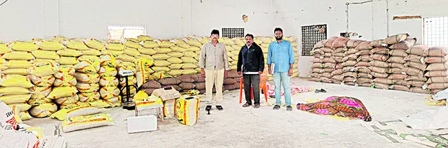 520 బస్తాల రేషన్‌ బియ్యం స్వాధీనం 