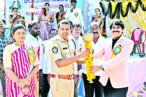 విద్యార్థులు క్రీడల్లోనూ రాణించాలి 