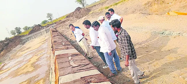 చెక్‌డ్యాం పనుల్లో వేగం పెంచండి