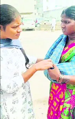 చిన్నారి ప్రాణాలతో చెలగాటం 