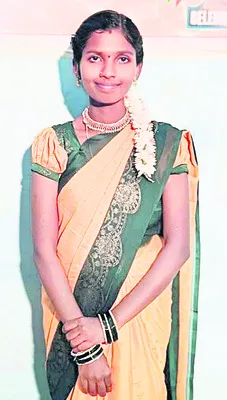 పాఠశాలలో మద్యం కలకలం