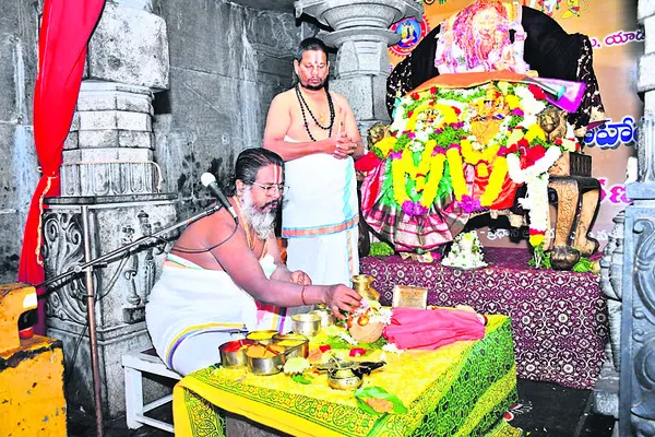 వైభవంగా యాదగిరీశుడి నిత్యకల్యాణం