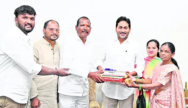 ఎమ్మెల్యే మత్స్యలింగంకుమారుడి వివాహానికి ఆహ్వానం
