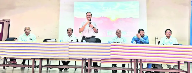 ఉపాధ్యాయులు బాధ్యతగా పని చేయాలి 