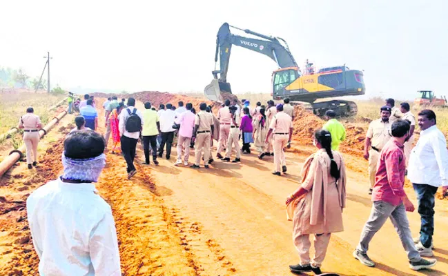 ఓసీ పనులు అడ్డుకున్న నిర్వాసితులు