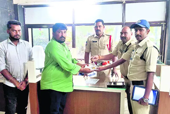 బంగారు ఆభరణాలు అప్పగింత
