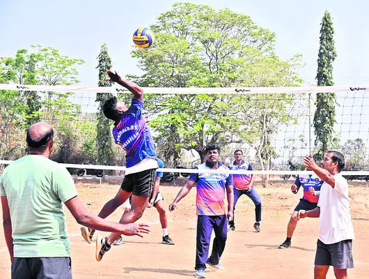 హోరాహోరీగా పోరు 