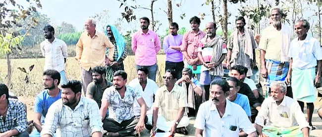 లూలూరులో సర్వే పనులను అడ్డుకున్న రైతులు 