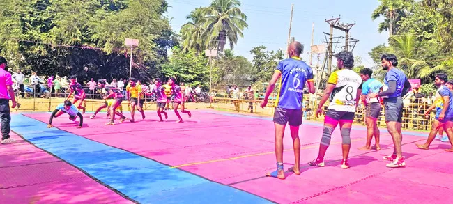 హోరాహోరీగా జిల్లా స్థాయి కబడ్డీ పోటీలు 