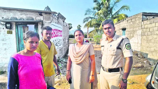 దంపతుల ఆత్మహత్యాయత్నం 