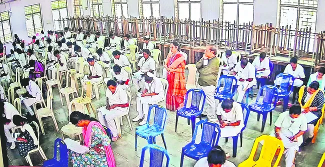 40 నిమిషాలు ఆలస్యంగా ప్రశ్నపత్రం