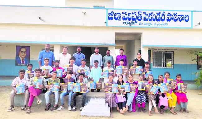 ‘సాక్షి’ ఆధ్వర్యంలో స్టడీ మెటీరియల్‌ పంపిణీ