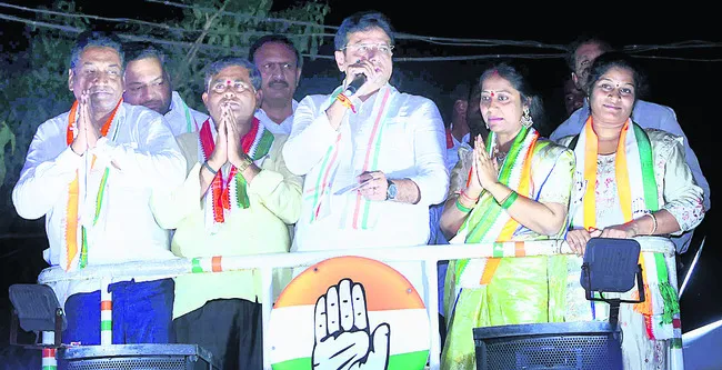 ● రాష్ట్ర ఐటీ, పరిశ్రమలశాఖ మంత్రి  దుద్దిళ్ల శ్రీధర్‌బా