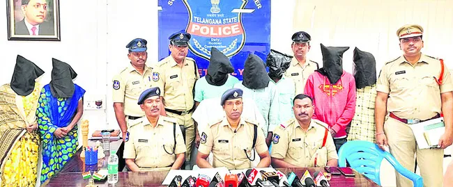 ఆరుగురు బంగారం దొంగలు, వ్యాపారి అరెస్ట్‌