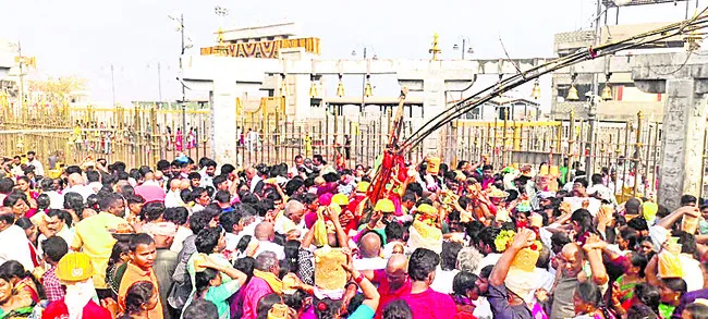 కొనసాగుతున్న భక్తుల రద్దీ