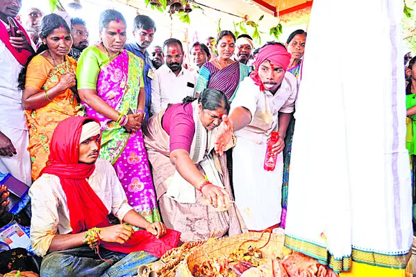 బాలకుమారస్వామికి మంత్రి సీతక్క పూజలు