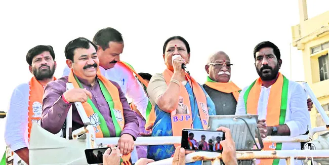 కేంద్రం నిధులతోనే అభివృద్ధి పనులు 