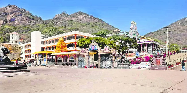 అభిషేక సేవలు నిలిపివేత 