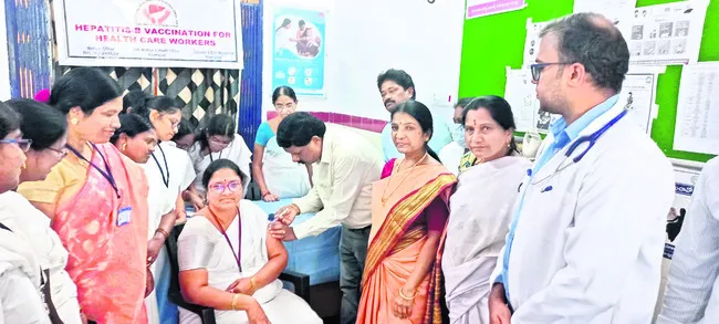 వైద్యసిబ్బందికి హెపటైటిస్‌ బి టీకాలు