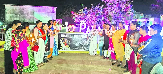 మహిళా సంఘాల నిరసన 