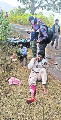 రోడ్డు ప్రమాదంలోఇద్దరికి తీవ్ర గాయాలు
