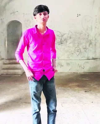 బస్సు కింద పడి డిగ్రీ విద్యార్థి మృతి 