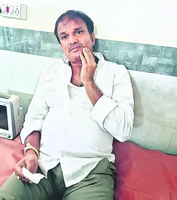 బైక్‌ను తప్పించబోయి కారు బోల్తా 