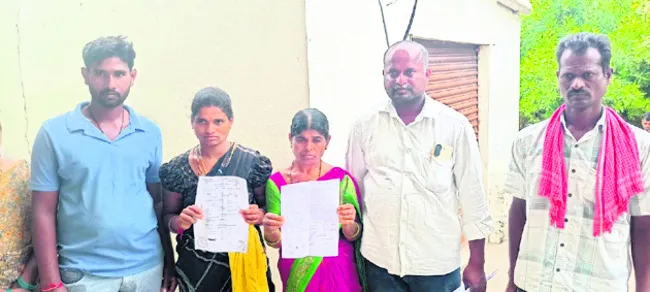 తహసీల్‌ ఆఫీస్‌ ఎదుట   మహిళా ఆత్మహత్యాయత్నం