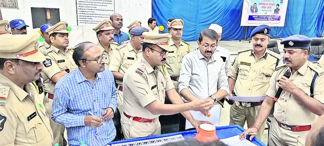 11 బార్లకు లైసెన్సుల మంజూరు 