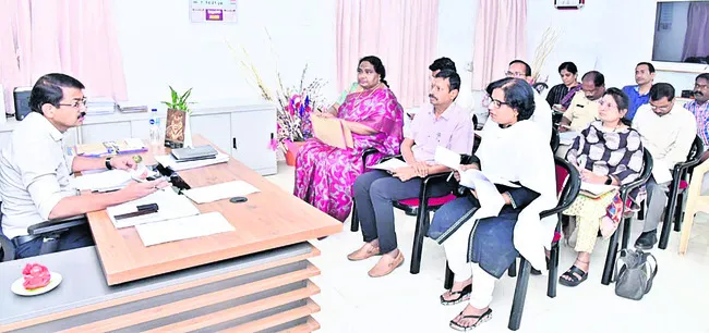 రెవెన్యూ వసూళ్లలో వెనుకబాటు