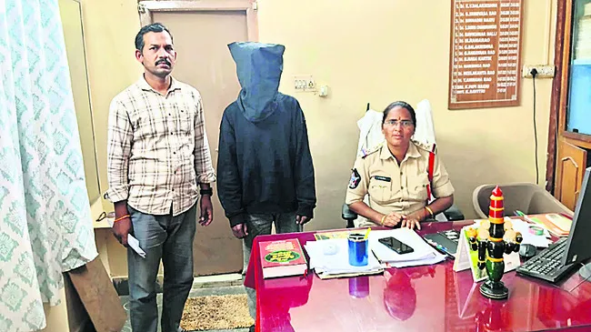 వాహనాల విధ్వంసం కేసులో హైదరాబాద్‌ యువకుడి అరెస్ట్‌ 