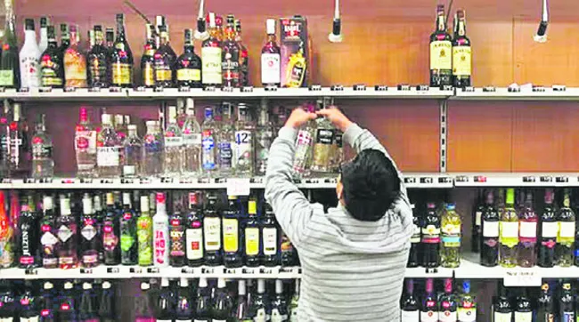 పంచిన మద్యం సీసాలు వైన్స్‌షాపుల్లోకి..