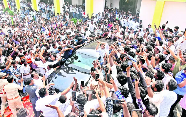 జననేతకు నీరాజనం 