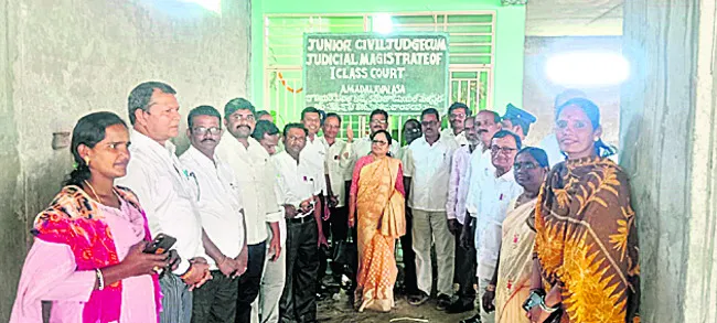 పీఏసీఎస్‌ భవనంలో తాత్కాలిక కోర్టు 