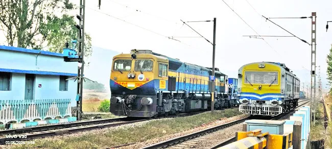 ● ఒకే వైపు రెండు రైళ్లు! 