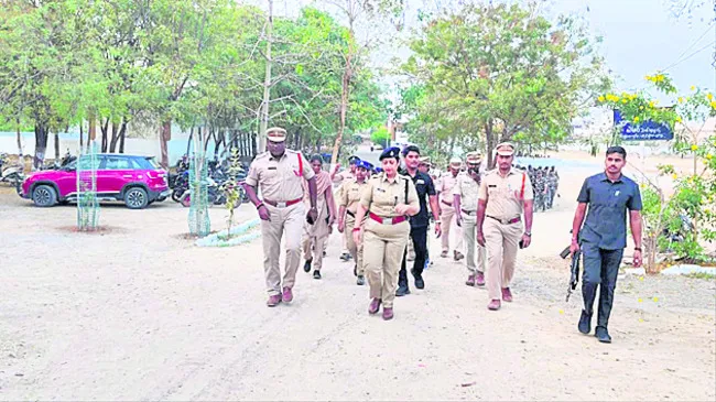 జిల్లా కేంద్రంలో ఫ్లాగ్‌మార్చ్‌
