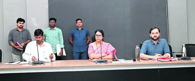 ఇళ్ల నిర్మాణంలో పురోగతి సాధించాలి