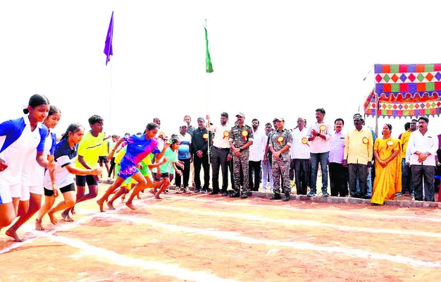 ఏజెన్సీ యువత క్రీడల్లోనూ రాణించాలి