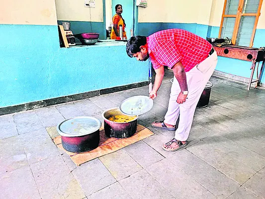 ఆహార కల్తీ నియంత్రణ అధికారుల తనిఖీ
