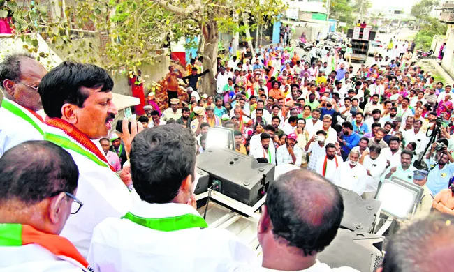 గెలిపించండి.. అభివృద్ధి బాధ్యత నాది