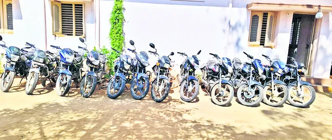 ఆర్డర్‌ ఇస్తే .. కొట్టుకొచ్చేస్తారు !