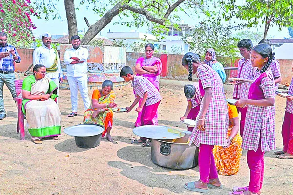 కూరలేవీ?.. కొందరికేనా గుడ్డు?