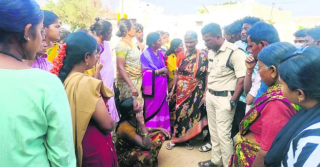 బాలుడి కిడ్నాప్‌ యత్నం... మహిళకు దేహశుద్ధి 