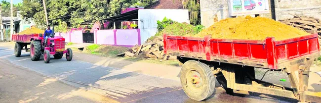 కాలువ గట్టు మట్టి అక్రమ రవాణా  
