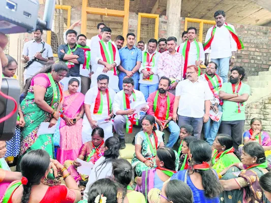 రాజకీయ నేతలు  మూకుమ్మడిగా దోచుకున్నారు 