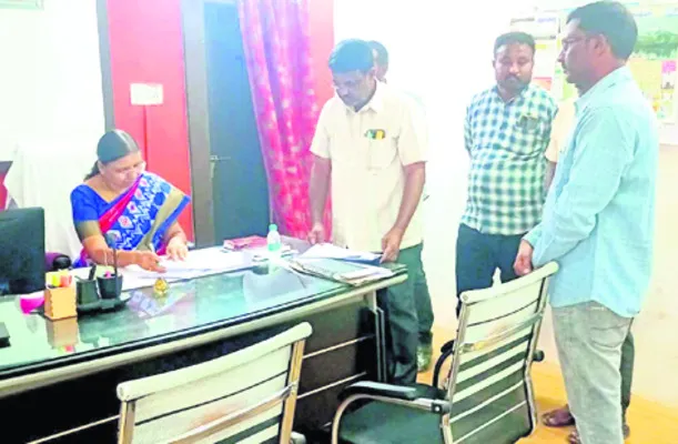 భూ సమస్యలు పరిష్కరించాలి