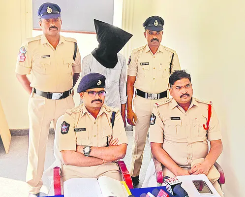 హత్య కేసులో నిందితుడు అరెస్ట్‌ 